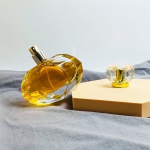 High Quality Glass Bottle Supplier Wholesale 75Ml Flat Heart Shaped Design Round Crystal Empty Perfume Bottles