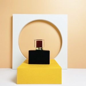 Hot Sale Square Spray Glass Perfume Bottle Luxury Matte Black Rectangular 100ml with Bottle Cap and Custom Logo