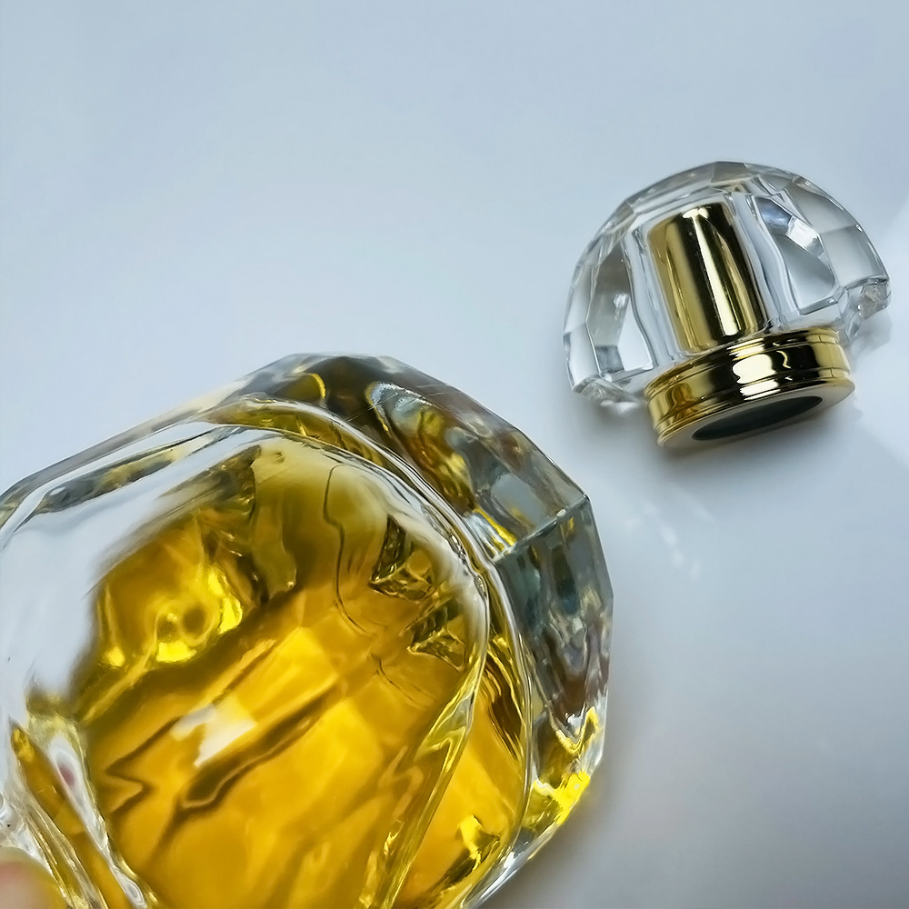 Wholesale Good Quality 50Ml Luxury Unique Clear Refilled Portable Screw Neck Perfume Glass Empty Bottles With Colorful Caps